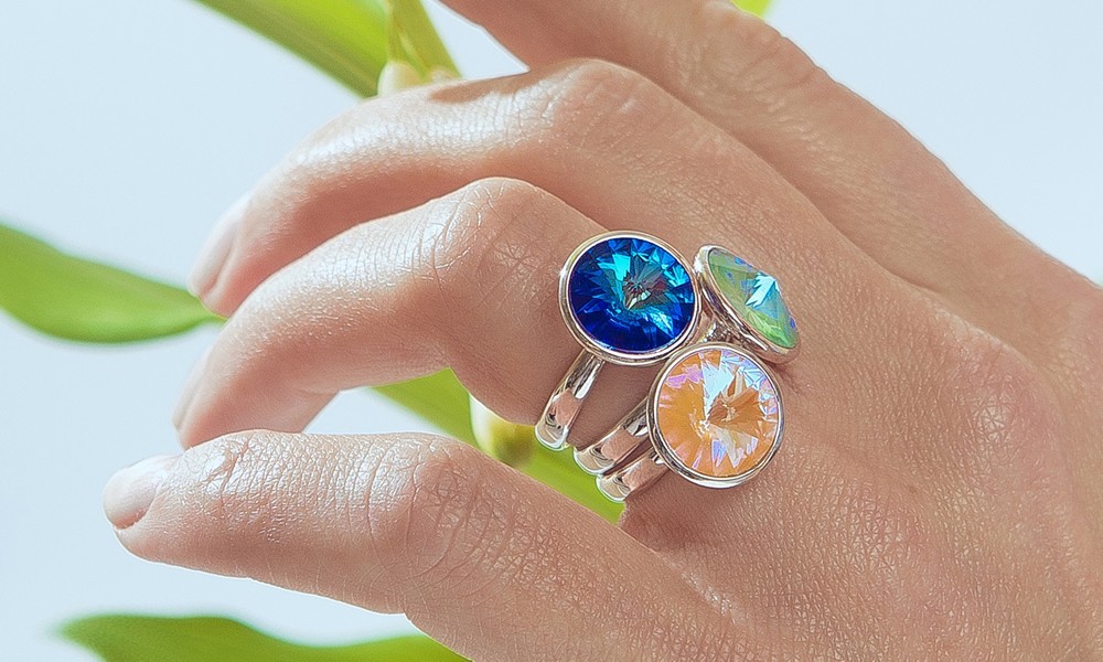 Кольца с кристаллами Swarovski - стильно, эффектно, изящно Кольца с кристаллами Swarovski - стильно, эффектно, изящно