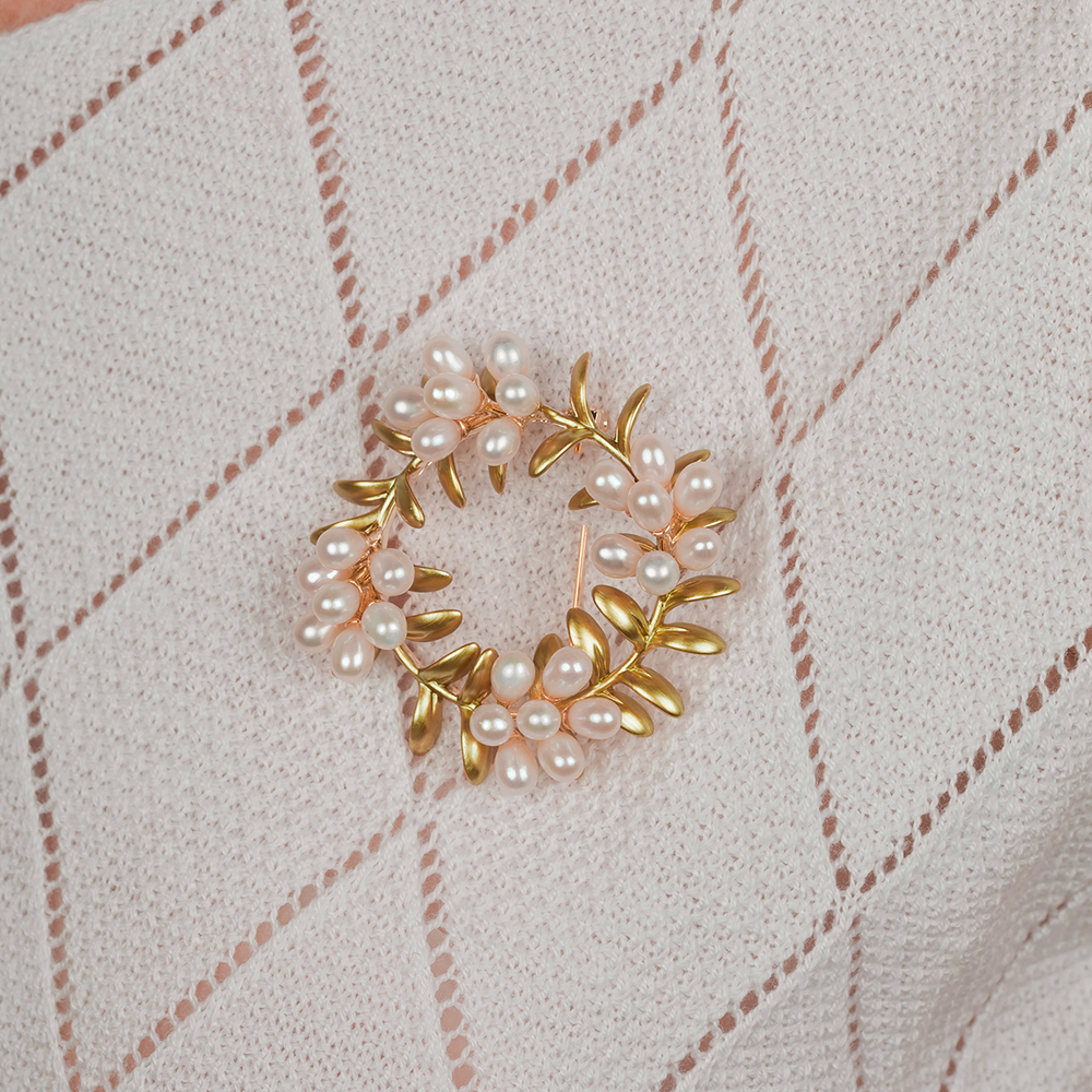 Fiore Luna Брошь Венок Natural pearl Fiore Luna XR05330A2 G Арт.: XR05330A2 G